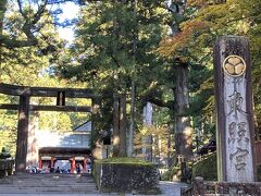 やってきました日光東照宮
輪王寺に8時過ぎから行って、ちょうど9時前に着いた感じ
しかしながらチケットを事前購入してなかったので並ぶ羽目に