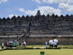 憧れのボロブドゥール遺跡へ。
トイトレインに乗って遺跡まで移動するので炎天下でも大丈夫。ブッダの一生を描いたレリーフを見ながら遺跡最上部まで登った。現地ガイドと一緒だったので遺跡に登壇することができた。高さ３４．５mにもおよぶ。