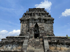 ムンドゥ寺院
聖地バラナシの方向を向き、ボルブドゥール寺院が極楽なのに対し、煩悩を意味した寺院。
