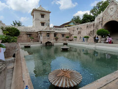 水の宮殿（タマンサリ）は国王が楽しむために作られた。塔の上から水浴びする女を指名したという。