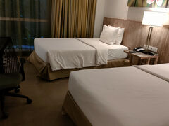 ジョクジャカルタからガルーダ・インドネシア航空でバリ島に移動し、ヒルトン・ガーデンイン・バリエアポートに宿泊。プールのある大きなホテル。空港から近いが歩けなくタクシーで行く。