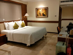 バリ島へ戻り、クタの「ディスカバリー・カルティカ・プラザホテルに宿泊。ガーデンスイートにアップグレードしてくれた。部屋の眼の前にきれい場庭が広がる。ホテルはとても良いが、レストランのメニューがいまいち。