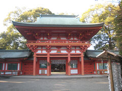 埼玉・大宮って、こんな街・・・氷川神社・大宮
首都圏に点在する約280の氷川神社の本社で、2400年の歴史をもつ全国でも屈指の古社。武蔵一宮として明治天皇の御親祭以降は、勅祭社に列せられるなど、関東一円から信仰を集め、初詣には毎年200万人以上が参拝します。