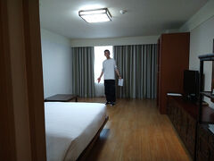 今晩はこちら、Best Western Premier Incheon Airport Hotelに宿泊。

部屋タイプが「トラディショナルルーム」となっていたのは、こういうことなのね！
靴を脱いで一段上がる感じのお部屋。
椅子やテーブルではなく、ちゃぶ台みたいなのが置いてありました。
床面が広く、床に座りながら荷造りするにはピッタリ♪
