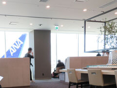 福岡では乗り継ぎ時間が2時間10分でしたが、
入国審査をし、ターンテーブルで荷物を引き取り、国内線ターミナルへ。。。

バスで移動！
しかも、一度一般道に出て、街中を走ってから、不安になりかけた所で、ようやく国内線ターミナル入り口へ到着。
福岡空港での国際線-国内線の乗り継ぎが初体験だったので、2時間乗り継ぎは意外とタイトで、ドキドキでした。。。

それでも寄りたいラウンジ。
飲み物しかないラウンジでしたが、時間もなかったので飲み物を1杯だけいただいてゲートへ。