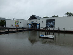 到着。開館から30分ですが、すでにいくつか駐車場は満車でした。バスも何組か乗っていました。