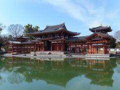 お馴染みの正面からのショット。
建物は寝殿造風のため正面には池があります。そして、左右の回廊より外側はなんと装飾です。明らかに法隆寺や東大寺や清水寺や浅草寺とは趣きが異なります。
阿弥陀如来と顔を見合わせるので真正面からの写真は撮りませんよ。
日頃より外からお顔を拝めるられるのが特徴です。