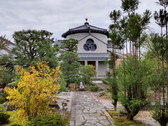 十念寺
　十念寺は、地下鉄「今出川駅」から徒歩約10分にある
　西山浄土宗の寺院です。
　1４３１年に足利義教が後亀山天皇の皇子僧真阿に帰依し住坊として
　上京区元誓願寺小川にあった誓願寺内に建立したのがその始まりです。
　1591年に、豊臣秀吉の命により現在の地の移されたとのことです。

　現在の本堂（写真参照）は、1993年にビザンチン風ドーム建築として
　に建てられたユニークな建物です。