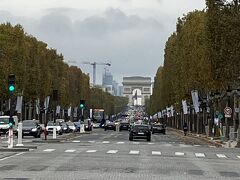 遠くに凱旋門も見えています。
