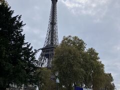 エッフェル塔の袂から出る、バトー・パリジャン。
今回のエアチケット（HISで購入）に無料で付いてきた乗船チケットです。