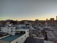 ホテルの部屋からの眺め。
京都五山が眺められるとのことだったが、京都もビルが建ったなぁ・・・
そしてどれがなんという山かわからない・・・
本日も良い天気になりそうです。ツイてるなぁ！