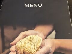 早速買い出しに、歩いて10分ほどのフレーザーレジデンスの中にあるWINMARTというスーパーへ。
いろいろ買い込んだあと、その中にあるラーメン屋さんで夕食。