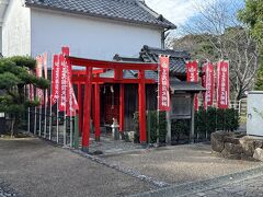 赤い鳥居が鮮やかな三光稲荷神社。