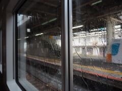 横浜を出て10分ちょっとの大船駅手前から急に雨が降り出しました。