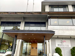 ロープウェイ乗場の少し上の高台にあるホテルにチェックイン

ホテルに登る入口はロープウェイ乗場への道と同じなので、人通りが多く注意が必要ですが日中は係員が道路の所で誘導してくれます

外国人スタッフがほとんどの中でも、みなさん一生懸命接客しようと頑張っている姿には、人手不足の現状では感謝しかないですね