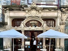 
昼頃ポルトに戻ってきて、カフェへ行くことに

歴史のある老舗カフェ「Majestic Café」へ

内部の装飾が素晴らしいんだとか