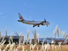 河川敷にあるススキを入れて、秋らしい1枚。
こちらのJ-AIR機は、普段短い方の滑走路に降りるのだが、今回は大きい方の滑走路は降りてきた。