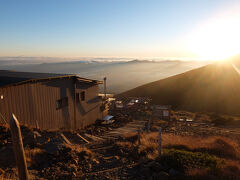 硫黄岳山荘をスルー。