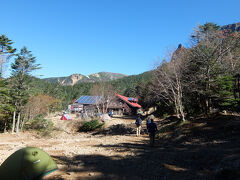 延々と続く階段をひたすらに降りると行者小屋。赤岳鉱泉ほど大きくはないですが、それなりに利用客の多そうな山小屋でした。