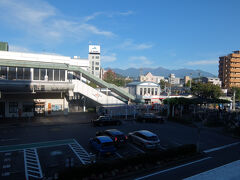 茅野駅。行きはバタバタしていて気が付かなかったけどここからも八ヶ岳見えますね。
この建物の1階のお土産屋さんでお買い物。