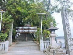 自転車で10分くらいで吉備津神社に着きました。
吉備津神社の字は犬養毅が書いたそうです。
なんでだろと思ったら吉備津彦命が連れていたお供で桃太郎の犬のモデルとされる犬飼部犬飼健命の子孫らしい。
確かに犬養は「いぬかい」と読む…。
