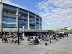 幕張本郷駅駅から約３キロ、４５分くらいの時間をかけてZOZOマリンスタジアムに到着。
ロッテマリーンズの試合がある訳でもなく、会場前の早めに到着したこともあってがらーんとしています。