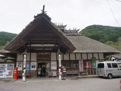 ●会津/湯野上温泉駅

下車した駅は、会津/湯野上温泉駅です。
ここは、南会津郡下郷町になります。
茅葺屋根の立派な駅です。