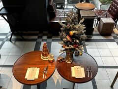『キンプトン新宿東京』の【ディストリクト ブラッスリー・バー・
ラウンジ】ではクリスマスアフタヌーンティーが始まりました。

テーブルにはクリスマスツリー。