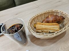 パン屋さんでランチ。
お手洗いを借りたくて(笑)