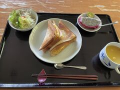 宿に戻ってシャワーを浴びたら朝ご飯タイム
本日の朝食はホットサンドは初めてかも～
普段の朝食ではホットサンドを作っているので、なんかちょっと嬉しい♪