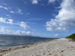 カメ岩側からキノコ岩がある西の浜へ移動

太陽がスポットライトのようにビーチを照らしています