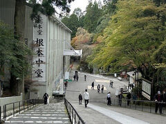 国宝である根本中堂は工事中ですが、一応お堂内の拝観は出来ます。
最初に御朱印帳をお預けして、いざ中へ。

ここも凄いね！！中に入った途端空気が変わった！というのを感じました。人はそこそこ居るのにシン…としており、不滅の法灯だけが暗闇に灯る光景を見たの瞬間、静かにしびれ？が走りました。その時の気持ちを表現できる言葉を私は知らない。
場所を変え、色んな角度からしばらく魅入ってしまった。時間をかけて来た甲斐があったわぁ。