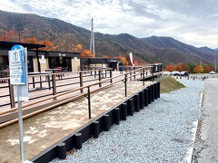 コチラは2024年4月にオープンしたそうです

一番右の所で書類に記入してツインテラス登り口までのバスチケットを購入します

ここは以前からすずらん群生地としては有名
