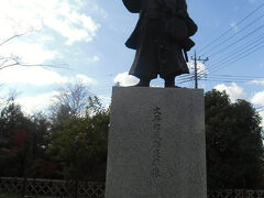 佐白山麓公園から下ったところにある大石邸跡の大石内蔵助像。

