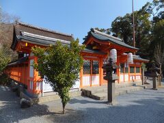 そして歩いてすぐの宇治神社へ。
多少調べたのですが宇治上神社との関係は良く分からず。
悩むと面倒なので一心同体と考える事にしました。
お隣同士なので当然にして双方とも見物します。
本殿と木造莵道稚郎子命坐像 は堂々の国指定重要文化財です。
こんな場所に柑橘系の樹木が元気に茂っていたので撮影しました。