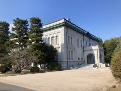大講堂の外観。
現在の名称は教育参考館。