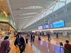 今回も羽田空港T2から旅はスタートします！
荷物預けて展望台へ行こうと思ってたけど、保安検査場が今までに経験がないほど大行列をなしていたのですぐに保安検査を通ります。