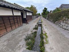武家屋敷の通りの中央にも水路があります。
両脇には石垣があって屋敷が立ち並んでいます。
ちなみに屋敷は一般開放されているのもあります。

まずは画像左の山本邸に入ってみましょう。
