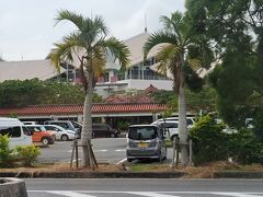 宮古空港に到着しました。
到着ロビーで待っているはずの「MIYACTIVレンタカー 宮古空港店」の係員がいなかったので、何回か電話しましたが応答がありません。
もう到着客が誰もいなくなった頃にようやく係員がやって来ました。オフシーズンは最小人員でやっているンですって。
マイクロバスでオフィスに向かい、そこで借用の手続きをします。