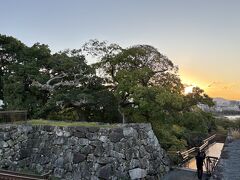 天守閣跡に登って、夕日を眺める。