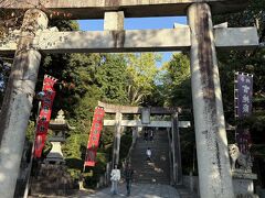 鳥居を潜って、階段を登ります。