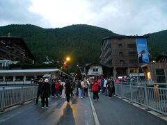 で、朝焼けマッターホルンの見物スポット（多分）の日本人橋に到着するとすごい人。
ちなみに時刻は5:30を少し過ぎた辺り。
これにはびっくり。
が、よく見るといるのは全員東洋人。
欧米人は皆無。
欧米人って夜遅くまで出歩いて朝早くは動かない傾向があるからそのせいなのか？
この見物スポットが東洋人の間だけで有名だからなのか？
どっちなんだろ？