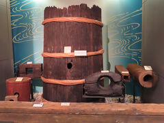 「上水用木桶」
これは江戸時代の水をためる桶で　
これを利用して高低差の少ない長距離に
上手に水を流していたそうです