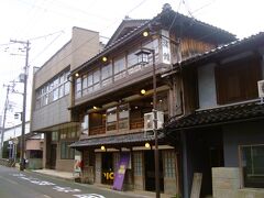 こちらは威風堂々たる３階建て木造建築です、

旅館と看板が上がってる元料理旅館の濱茶屋は大正時代築と在りました。現在はスパイスカレー専門店だそうです。