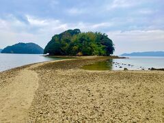 食後は「真宮島」へ。
真宮島は、道の駅「サザンセトとうわ」からすぐ近く。

干潮の前後3時間ずつだけ現われる砂の道を渡って行く小さな島。
去年訪れた時は満潮だったから渡れなくて。今回リベンジ成功。

ただ、同じタイミングで島に渡っていたファミリーの、ベビーカーに乗ったチビッコが「なんかここ嫌だぁ～、やぁだぁ～、帰るぅ～」を連発していて‥。

きみ、何か大人に見えないものが見えているのかい？？ とちょっとハラハラしたりして‥（汗）
