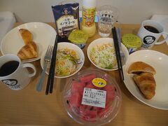 翌朝。朝食は昨日調達したパンとサラダとフルーツをお部屋でいただきます。

昨年の旅で美味しかったカットスイカを「サンエー」でリピしてみましたが、11月は季節じゃないようで甘みが足りなくイマイチでした。