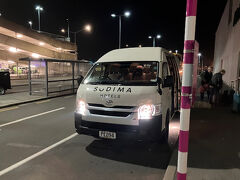 朝４時、ホテルの送迎車で空港まで送ってもらう