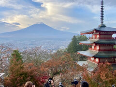6:53 既に多くの西洋人が3 脚立ててる

日本を紹介するガイドブックの表紙を飾ってしまったばっかりに、突然SNS超人気スポットになったようです

人と同じ写真を撮って何が楽しいのだろうとも思いますが(そう言う自分も撮ってるやん! と突っ込んでください)、富士山、五重塔、紅葉(桜)が揃えば日本の象徴みたいなもんですから、撮りたくもなるよねぇー

そう言う意味では日の出前に来るのは正解でしょ

上から陽が当たる前の朝が良いと思います