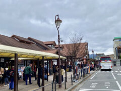 レンタカーを返却し河口湖駅へ

9:30で既に結構な混雑ぶり

各地へのバス乗り場には行列ができていました