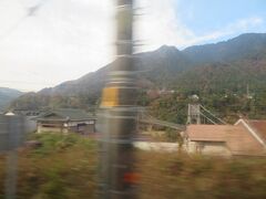 やがて見えてきた南木曽の桃介橋
電車は走行しており、シャッターを押した時には電柱が写ってしまい残念。